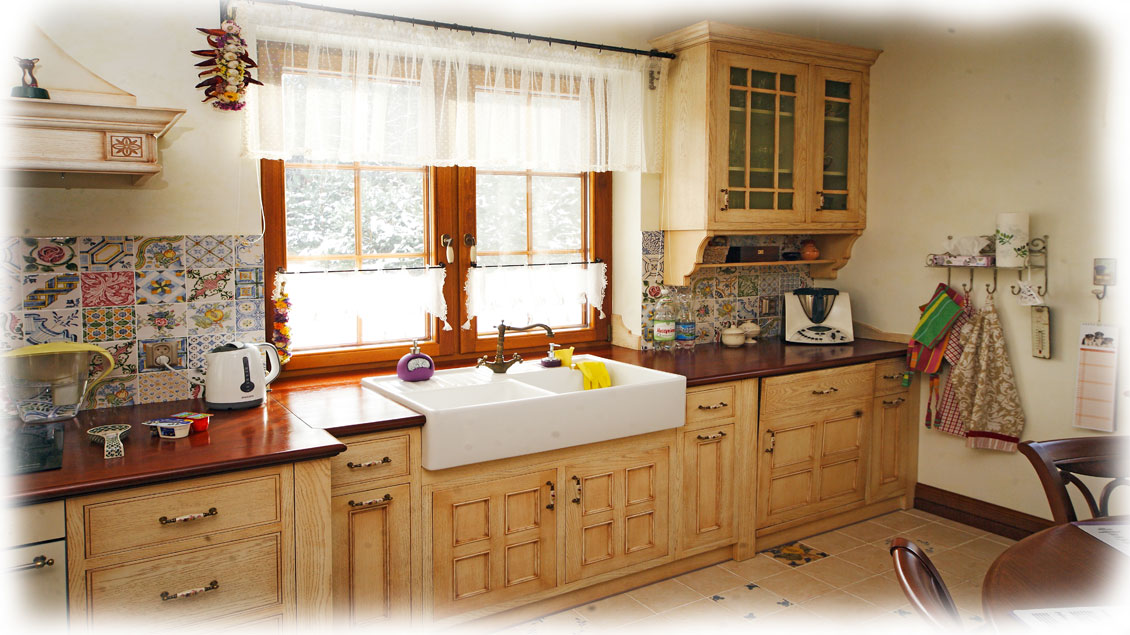 Drewniane meble kuchenne i okno na wymiar.