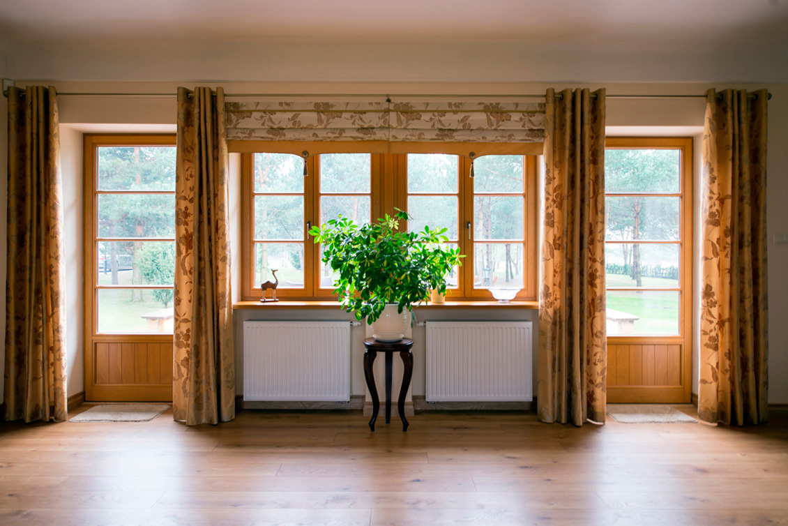 Drewniane okna na wymiar w kolorze naturalnym - widok ze środka pomieszczenia.