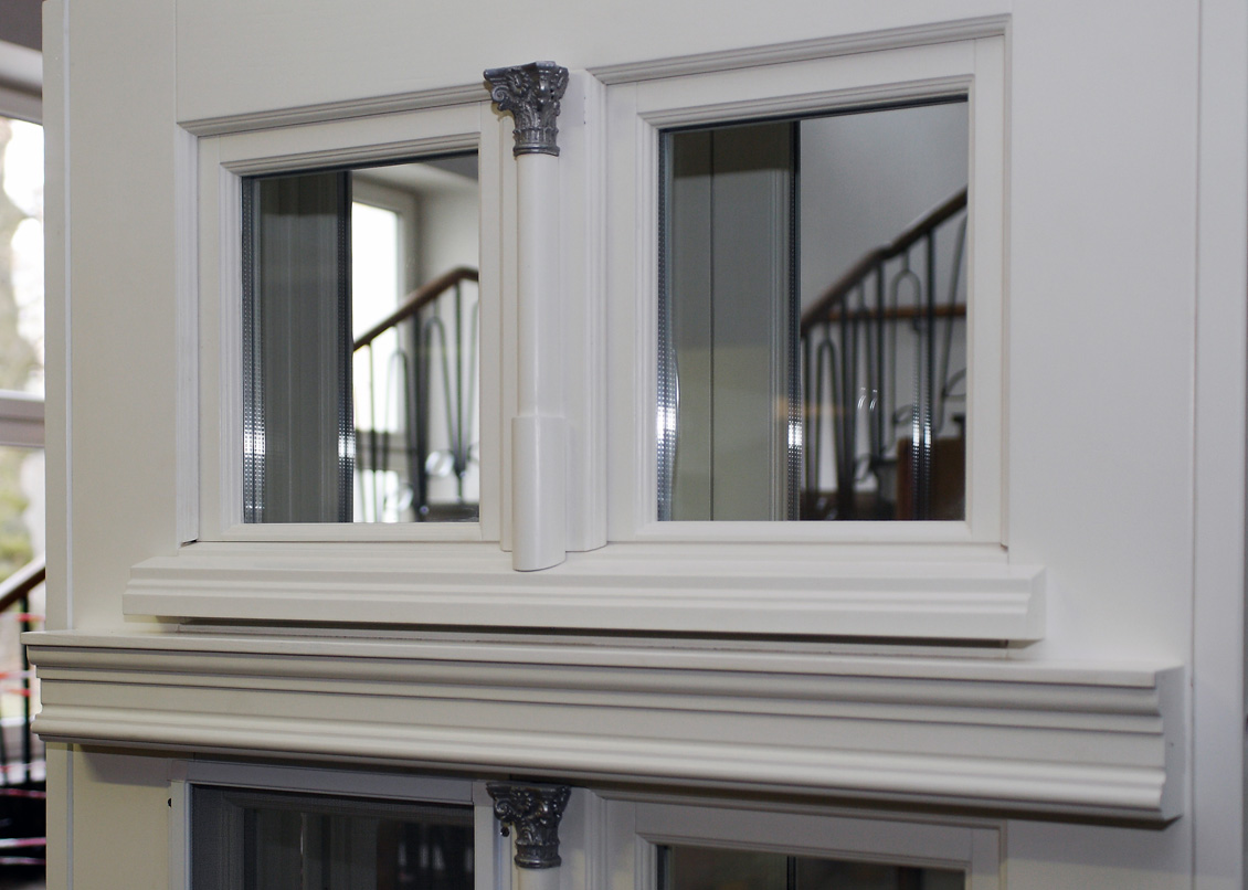 Drewniane białe okienko na wymiar i drewniana kolumienka z głowicą - okienko zdobione pilastrem / półkolumną.
