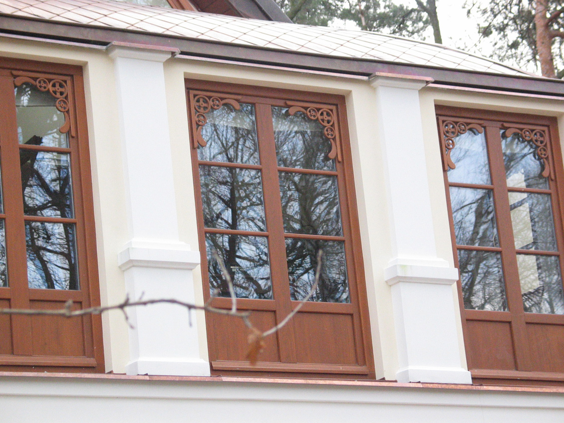 Piękne, rzeźbione, zdobiote ornamentami okna drewniane.