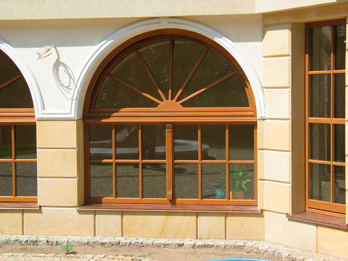 Drewniane okno łukowe na wymiar. Okno rzeźbione zdobione półkolumną / pilastrem.