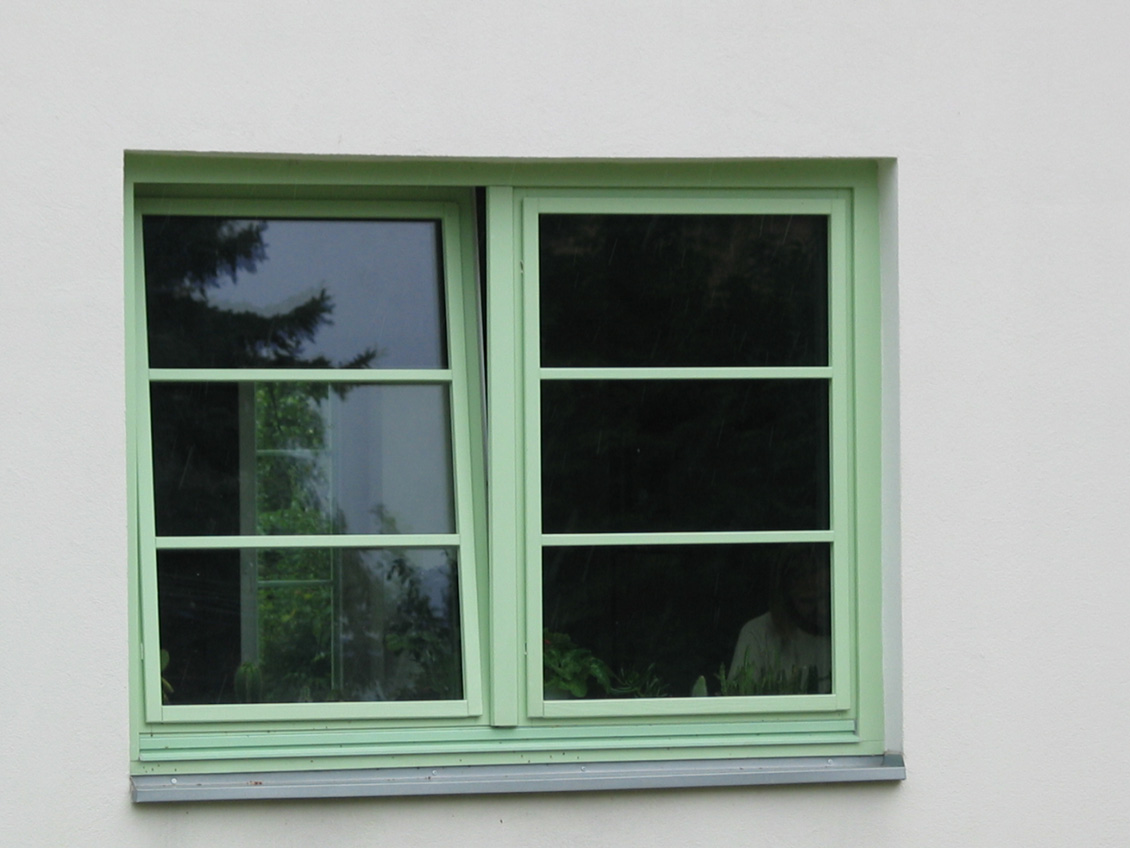 Drewniane okno na wymiar w kolorze zielonym.