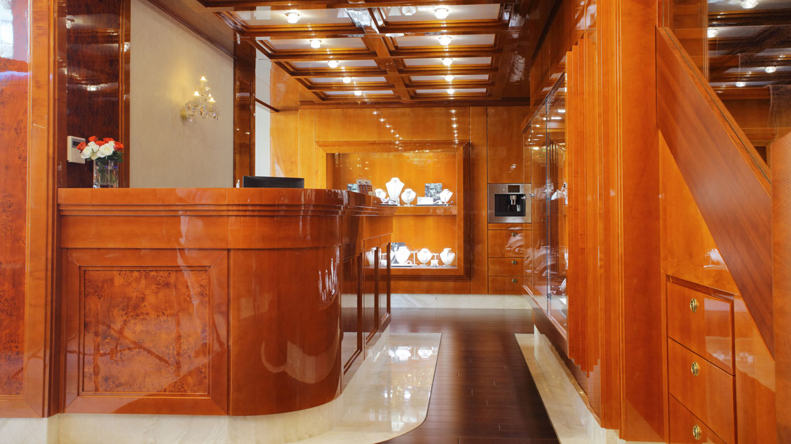 Luksusowe, drewniane wnętrza na wymiar - meble z drewna na zamówienie.