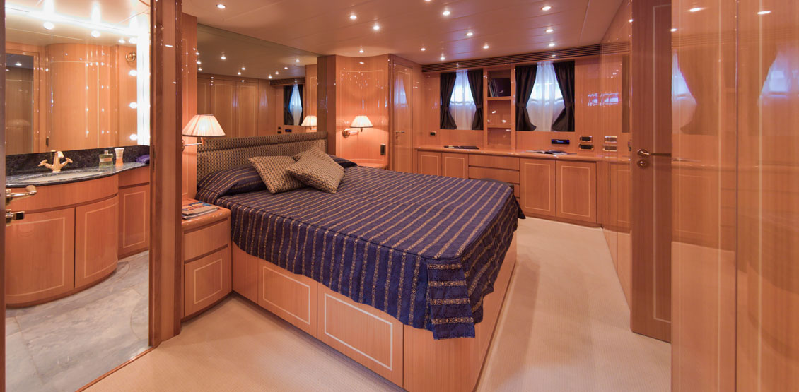Luksusowe, drewniane wnętrze jachtu / statku - meble z drewna na zamówienie.