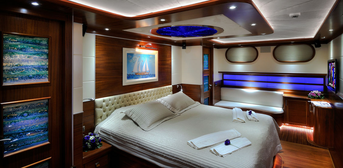 Luksusowe, drewniane wnętrze jachtu / statku - meble z drewna na zamówienie.